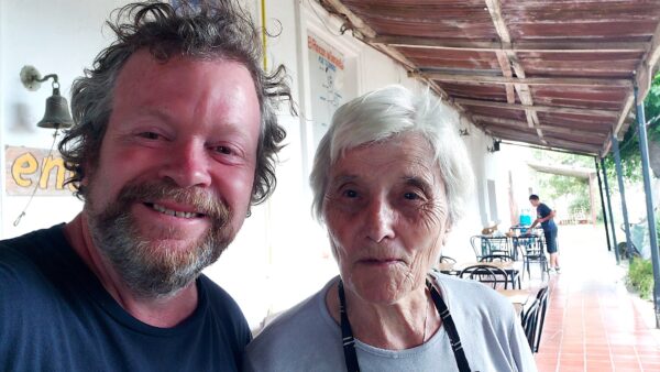 Donatella Petriella con el autor del artículo, Leandro Vesco.