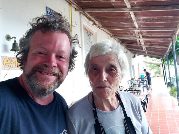 Donatella Petriella con el autor del artículo, Leandro Vesco.