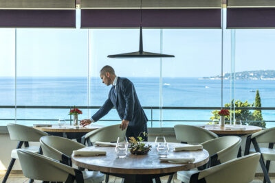 El Mediterráneo desde el comedor de Mirazur. Foto: Matteo Carassal.
