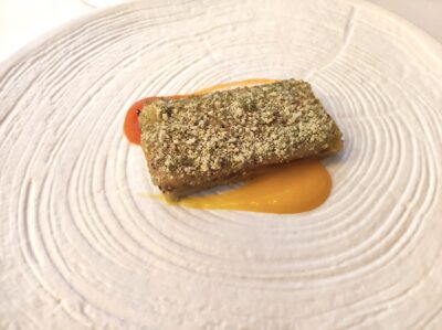 Foie-gras micuit sobre empanada de pera, queso San Simón, mango y papaya. Foto: A. Luchini.