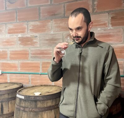 Sebastián Valencia en la zona de crianza de La Negra. Foto: C. Arias.