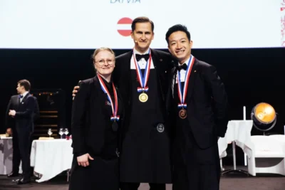 El ganador del ASI Best Sommelier of the World 2023., Raimonds Tomsons -en el centro- junto a Nina Jensen de Dinamarca, y Reeze Choi de China (foto: ASI)