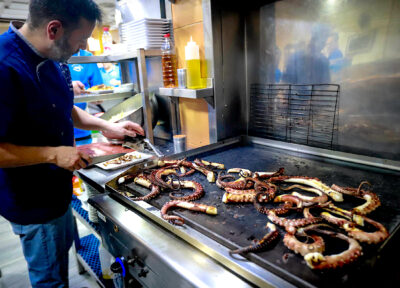 Pulpo seco tostándose en la plancha. Foto J MartínIdeal.