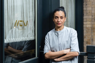 Victoria Blamey fotografiada en la puerta de Mena