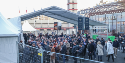 Público a la entrada del evento