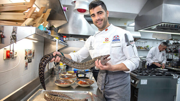 El chef con una morena