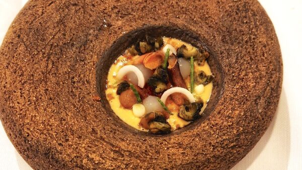 Crème Brulée marina con burgados, percebes... Foto: X. Agulló.
