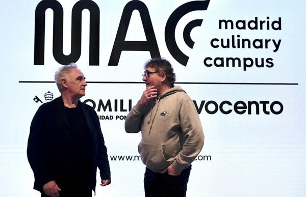 Feran Adrià y Andoni Aduriz conversan antes de comenzar la presentación de MACC.