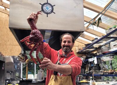 Sergio Carrera muestra una centolla en la cocina de Puerto Pirata.