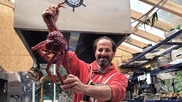 Sergio Carrera muestra una centolla en la cocina de Puerto Pirata.
