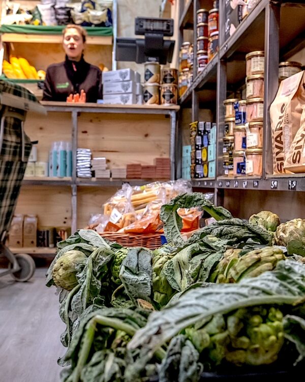 Las primeras alcachofas en la Frutería Tuti Fruti de Logroño. Foto: Fernando Diaz.