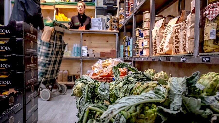 Las primeras alcachofas en la Frutería Tuti Fruti de Logroño. Foto: Fernando Diaz.