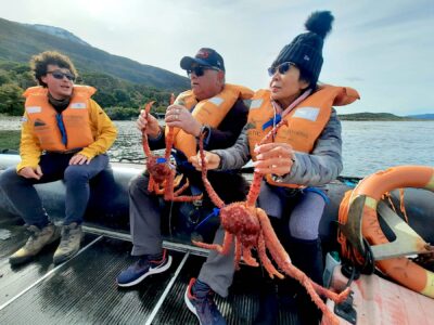 Turistas vueven de pescar sus centollas