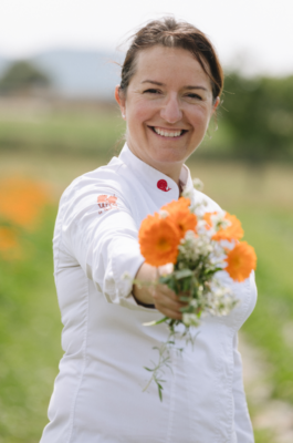 Iolanda Bustos recolectando flores