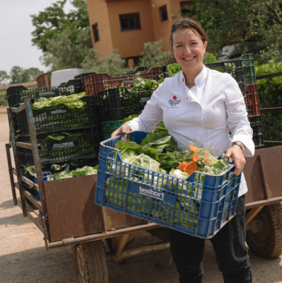 Las flores, plantas y verduras son la base de la cocina de Iolanda Bustos