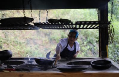 Valentina Álvarez cocinando en el horno manabita