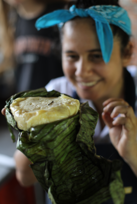 Valentina Álvarez junto a una de sus recetas tradicionales