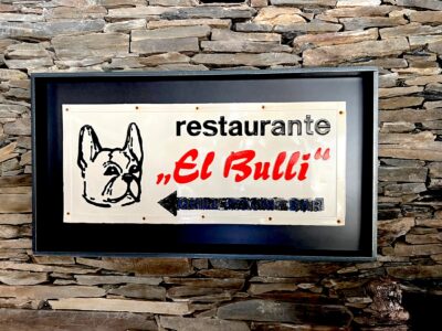 Antiguo indicador de acceso a El Bulli.