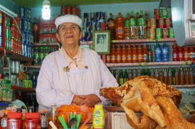 Doña Cristina hace unos años en su puesto de Las Cholas.