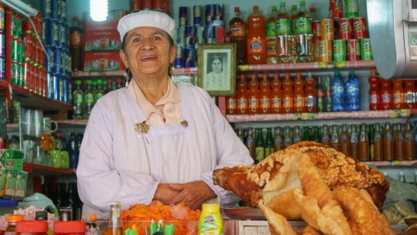 Doña Cristina hace unos años en su puesto de Las Cholas.