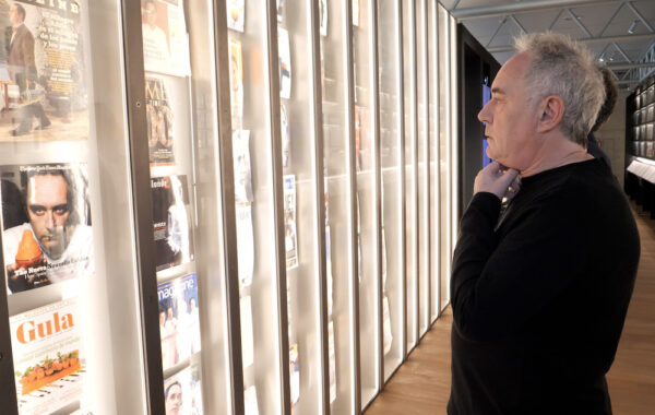 Ferran Adriá observa una fase de la exposición.
