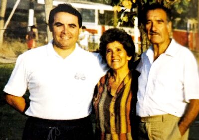 Héctor y sus padres en 1990