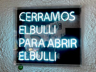 Luminoso a la entrada de la instalación en la entrada del viejo restaurante.