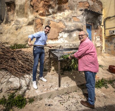 Javier García y José María Martínez de Quel asando ajos y huevos. Foto Justo Rodríguez