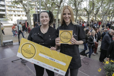 Las ganadoras con el diploma y el cheque del concurso