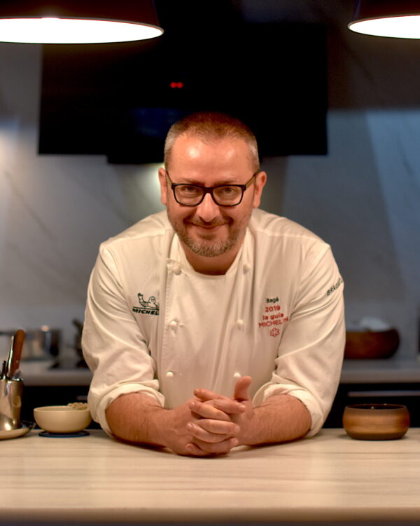 Pedro Sánchen en la cocina de Bagá. Foto E. Peláez.
