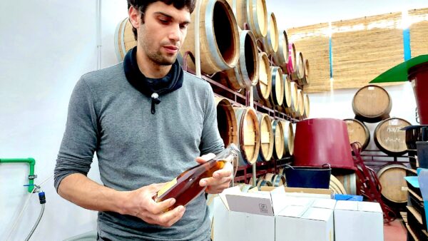 Samuel Párraga con uno de sus vinos. Foto E. Peláez.