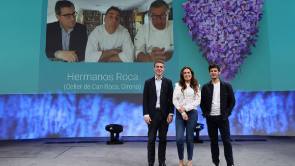 Alberto Cano, director de pymes de BBVA en España, junto a los hermanos Roca y dos ganadores de la III edición de los Premios BBVA a los Mejores Productores Sostenibles.