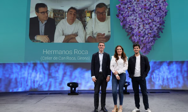 Alberto Cano, director de pymes de BBVA en España, junto a los hermanos Roca y dos ganadores de la III edición de los Premios BBVA a los Mejores Productores Sostenibles.