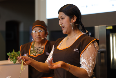 Las cholitas bolivianas durante su ponencia