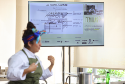 Valentina explicando las partes del horno manabita en Féminas