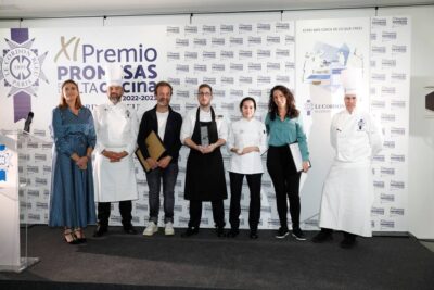 Ganadores junto a miembros del jurado