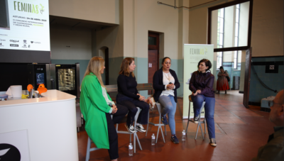 Yolanda León, Inés Butrón y Beatriz Sotelo durante su ponencia