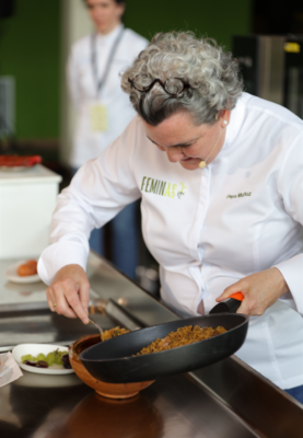 Pepa Muñoz preparó unas migas durante su ponencia en Féminas