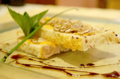 Carpaccio de Boletus edulis sobre tosta de pan de hogaza del restaurante El Comedor del Monte
