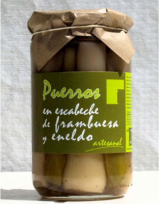 Conserva de puerros en escabeche con frambuesa y eneldo, uno de los platos del menú micológico