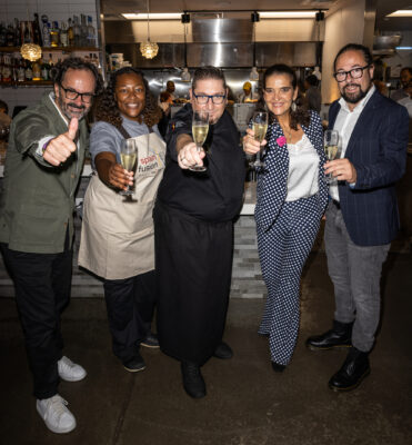 Las noches son una fiesta de cocina española al aire libre.