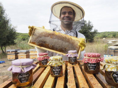 Uno de los cuidadores de abejas de Can Parcala