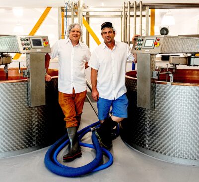 Andy y Mateo Kehler nen su factorñi de Jasper Farm Hill