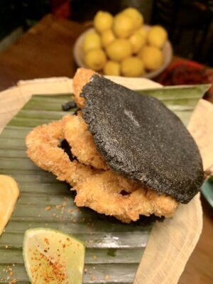 Arepa de bocadillo de calamar con salsa brava de langostinos.