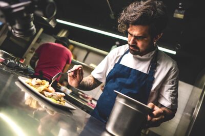 Benjamín Nast en la cocina de Demencia.