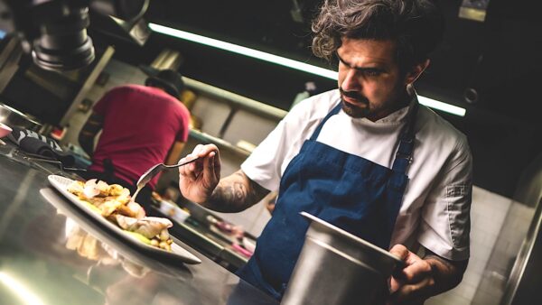 Benjamín Nast en la cocina de Demencia.