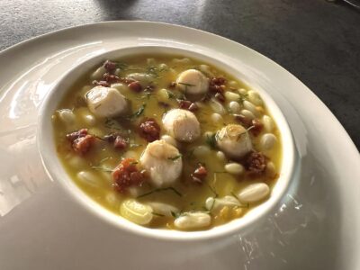 Conchas , frijol blanco, caldo dar vongole y chorizo ibérico.