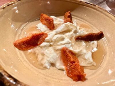 Erizos con leche texturizada. Dos Palillos.