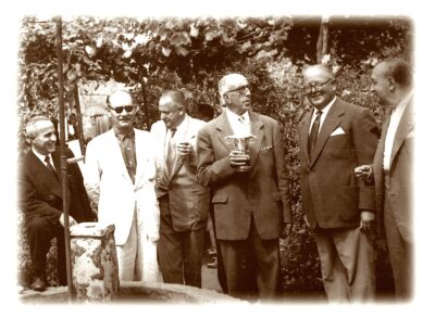 Ernesto Zárate en 1955 con el Primer Premio del concurso del albariño.