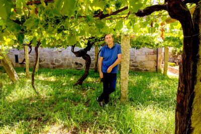 Eulogio Pomares en los emparrados de Zárate.